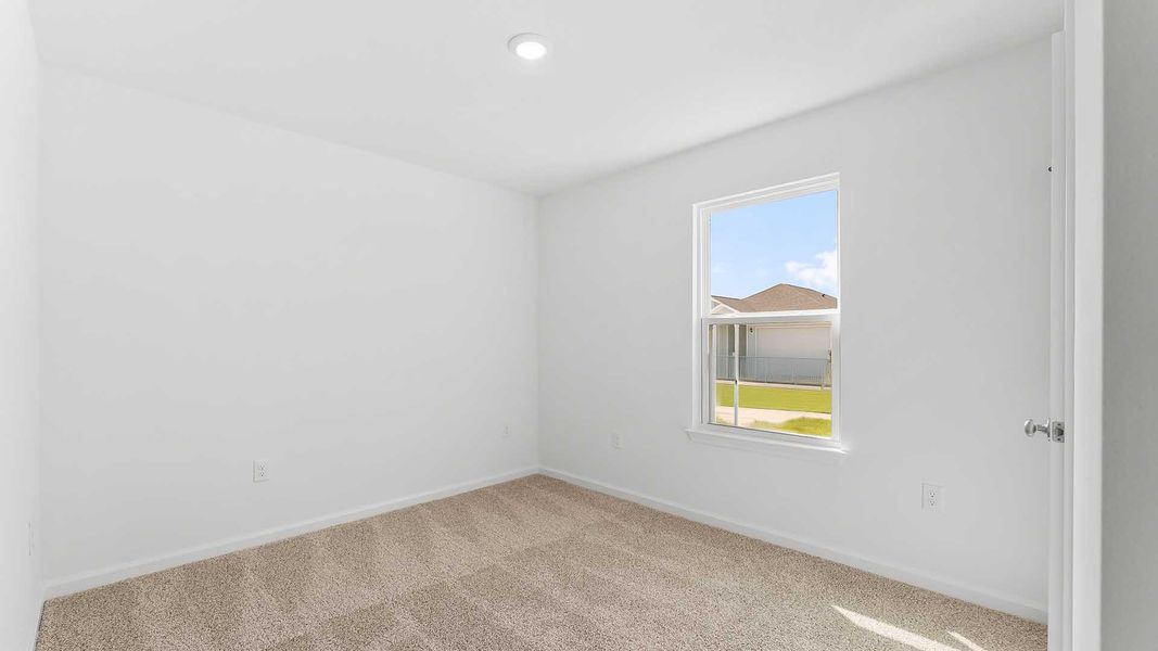 Spacious, unfurnished interior of a new home in Sunny Hills, Chipley (Image 19).