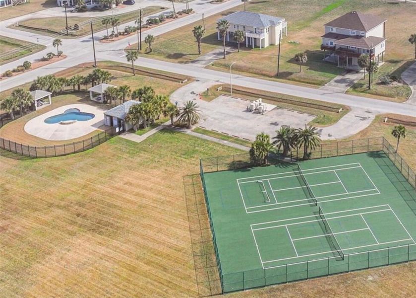 Private pool, tennis courts & pickleball