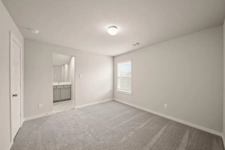 Spacious, unfurnished interior of a new home in Barton Creek Ranch, Conroe (Image 8).
