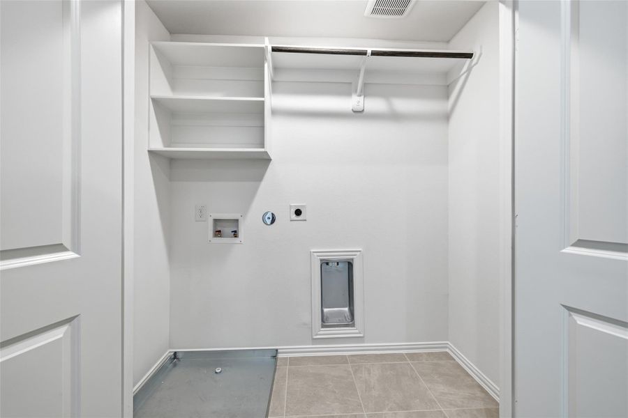 Spacious, unfurnished interior of a new home in Beamer Villas, Friendswood (Image 15).