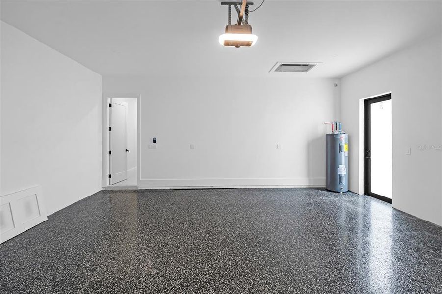 Spacious, unfurnished interior of a new home in , Cape Coral (Image 62).