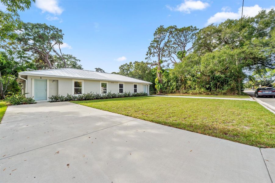 Exterior details and patio area of a home in , Fort Pierce (Image 21).