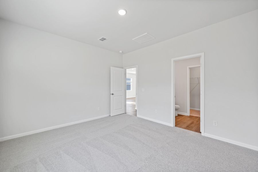 Spacious, unfurnished interior of a new home in , Summerville (Image 13).