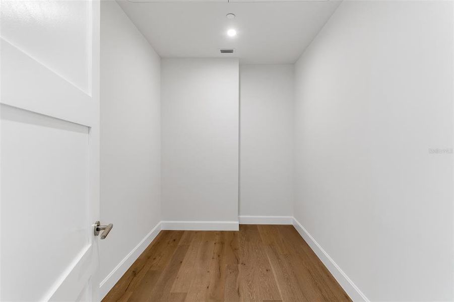 Spacious, unfurnished interior of a new home in , St. Petersburg (Image 21).