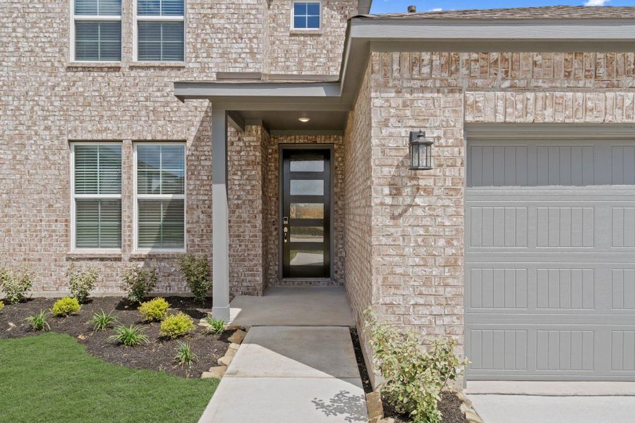 Exterior details and patio area of a home in Sunterra Lakes, Brookshire (Image 4).