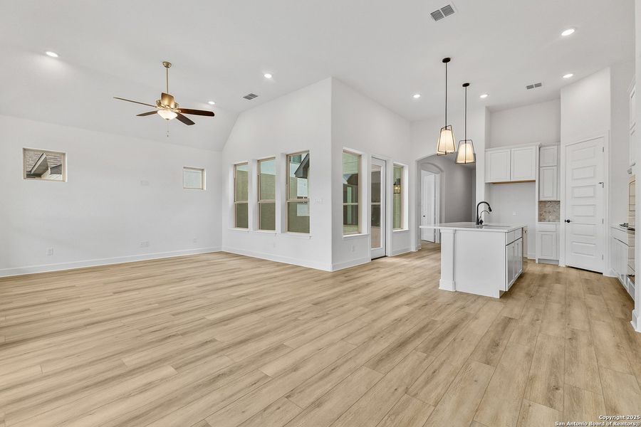Spacious, unfurnished interior of a new home in Ventana, Bulverde (Image 27).
