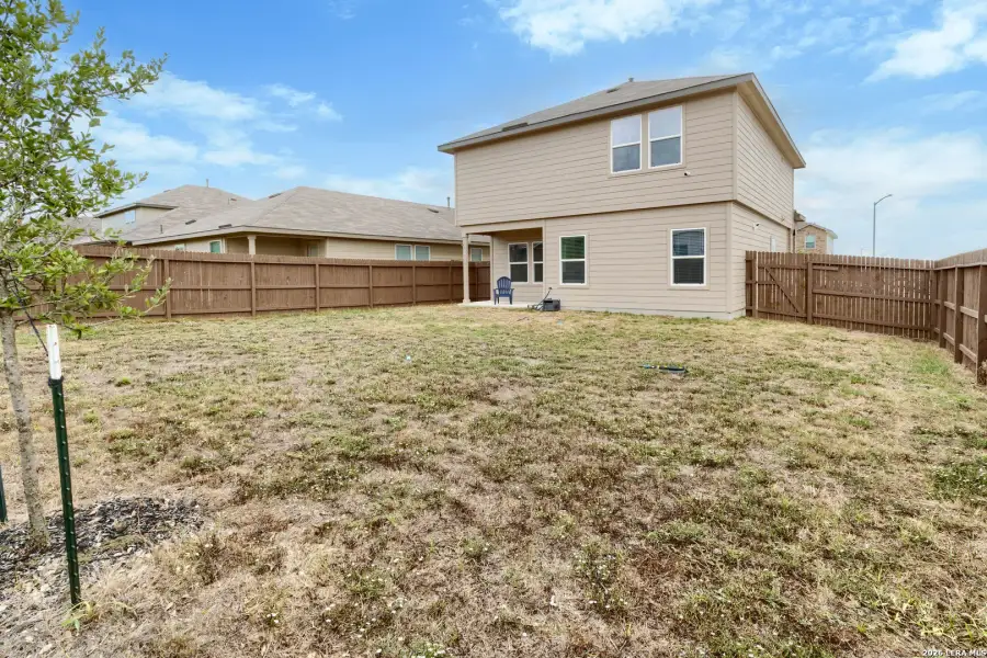 Exterior details and patio area of a home in Avenida, Converse (Image 4).