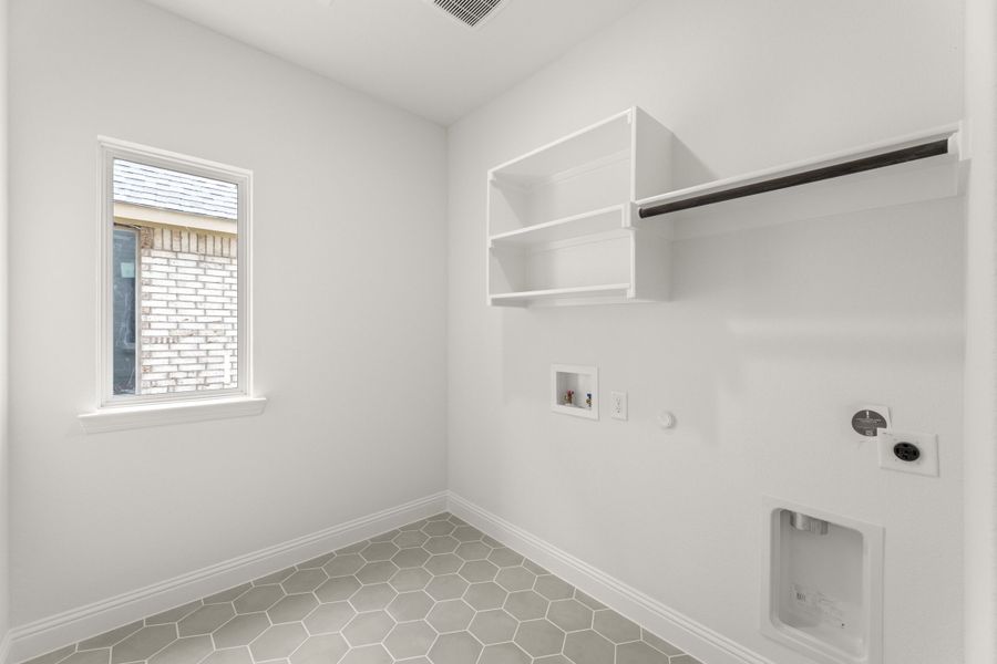 Spacious, unfurnished interior of a new home in The Reserve at Spiritas Ranch, Little Elm (Image 31).