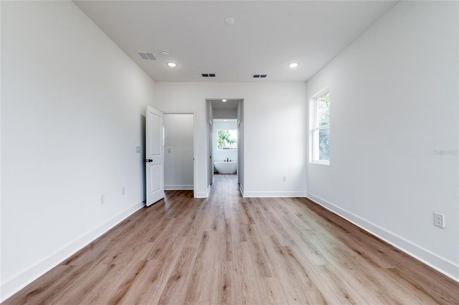 Spacious, unfurnished interior of a new home in , North Port (Image 22).