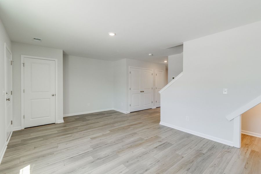 Spacious, unfurnished interior of a new home in Astoria, Columbia (Image 14).