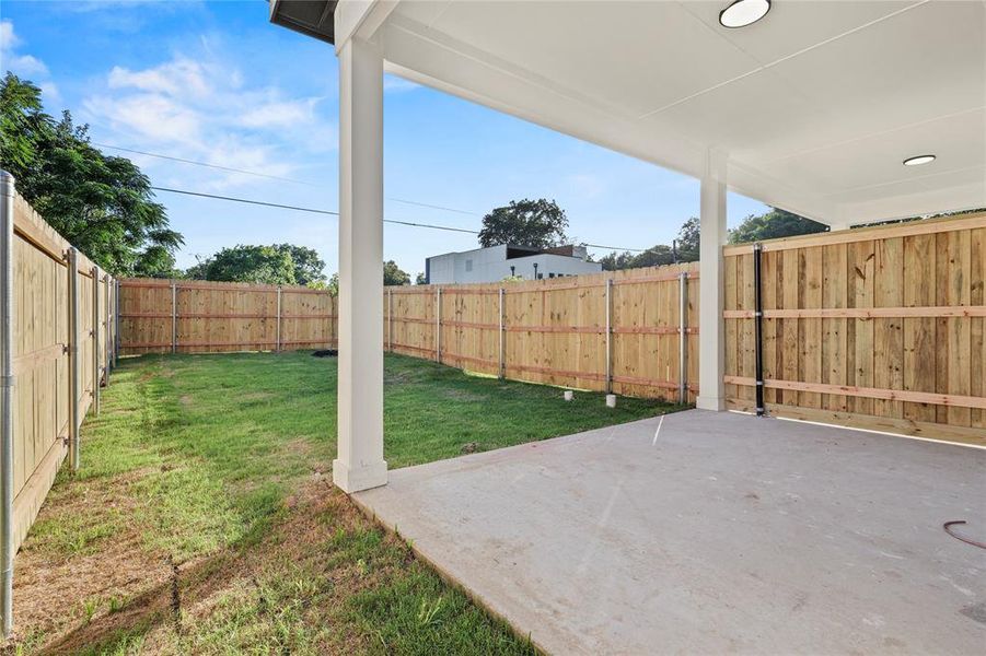 Exterior details and patio area of a home in , Dallas (Image 4).