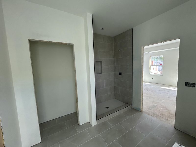 Spacious, unfurnished interior of a new home in , Summerville (Image 13).