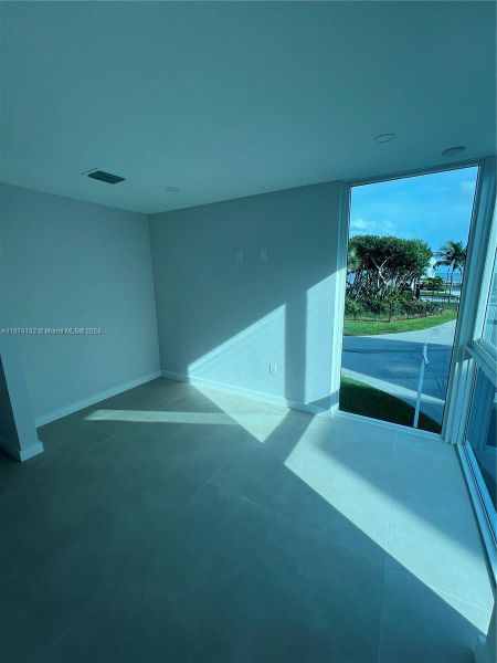 Spacious, unfurnished interior of a new home in , Key Largo (Image 23).