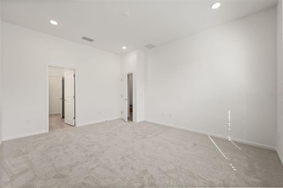 Spacious, unfurnished interior of a new home in , Orlando (Image 40).