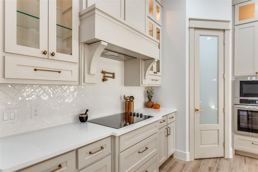 Close-up of interior finishes inside a home in , Lake Worth (Image 7).