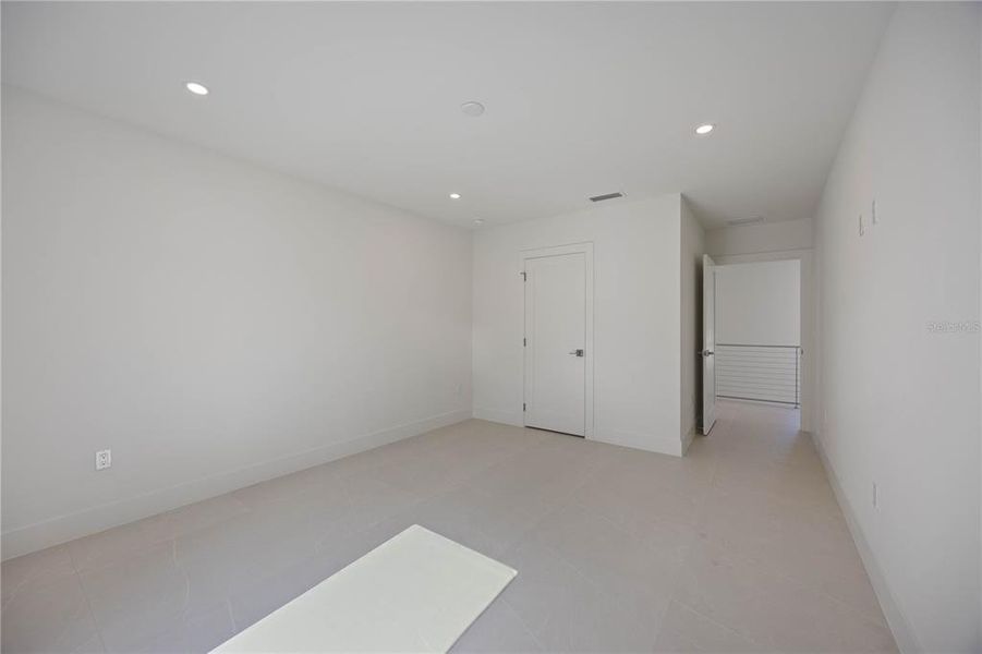 Spacious, unfurnished interior of a new home in , Sarasota (Image 27).
