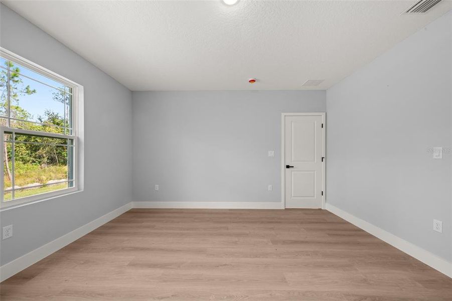 Spacious, unfurnished interior of a new home in , Sebring (Image 46).