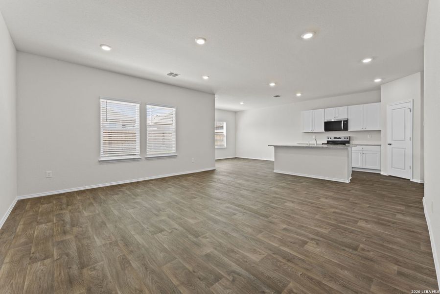 Spacious, unfurnished interior of a new home in Laurel Vistas, San Antonio (Image 27).
