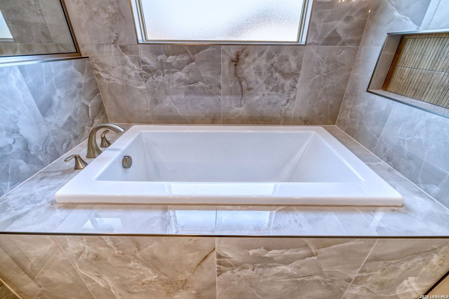 Close-up of interior finishes inside a home in , Uvalde (Image 18).