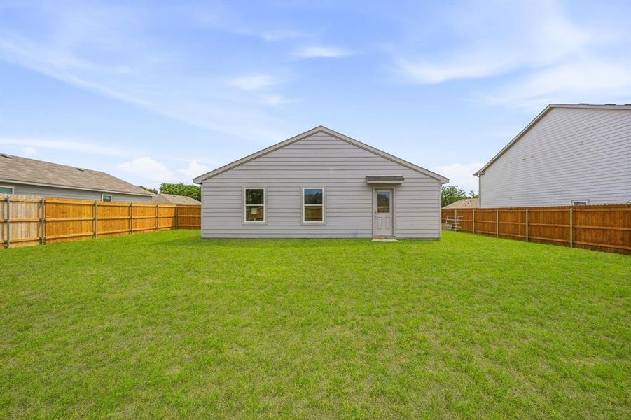Exterior details and patio area of a home in Tolar Oaks, Tolar (Image 3).