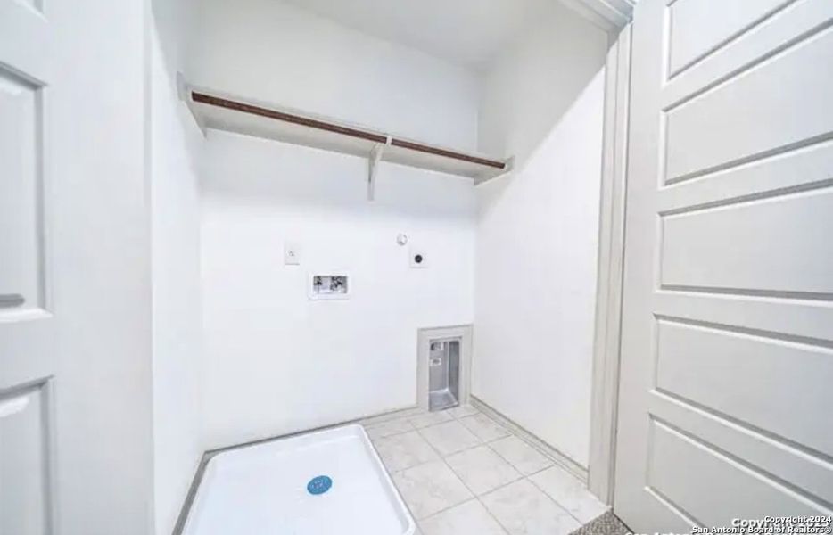 Spacious, unfurnished interior of a new home in , San Antonio (Image 11).