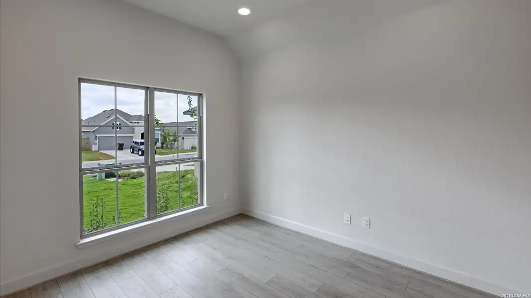 Spacious, unfurnished interior of a new home in Ladera, San Antonio (Image 18).