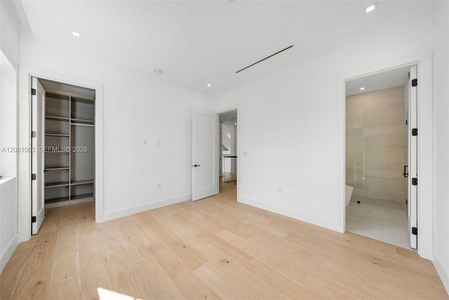 Spacious, unfurnished interior of a new home in , Coral Gables (Image 51).