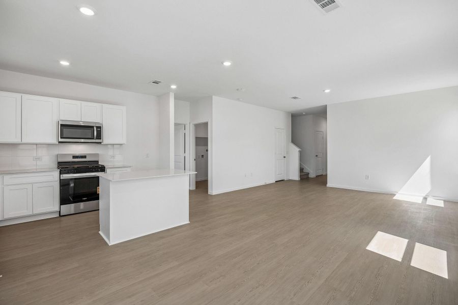 Spacious, unfurnished interior of a new home in Mavera, Conroe (Image 14).