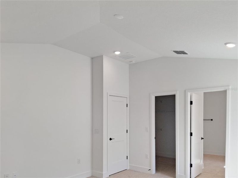 Spacious, unfurnished interior of a new home in Arbor Park, Leesburg (Image 9).