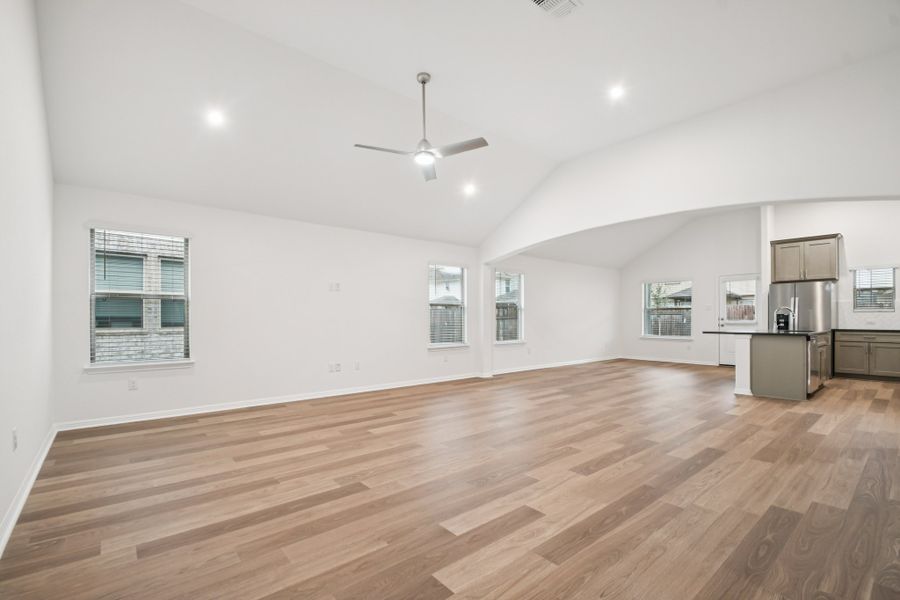 Spacious, unfurnished interior of a new home in Crosswinds, Kyle (Image 11).