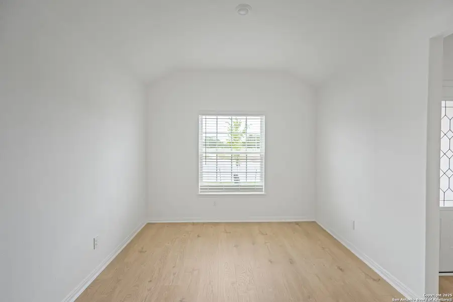 Spacious, unfurnished interior of a new home in Luckey Ranch, San Antonio (Image 9).