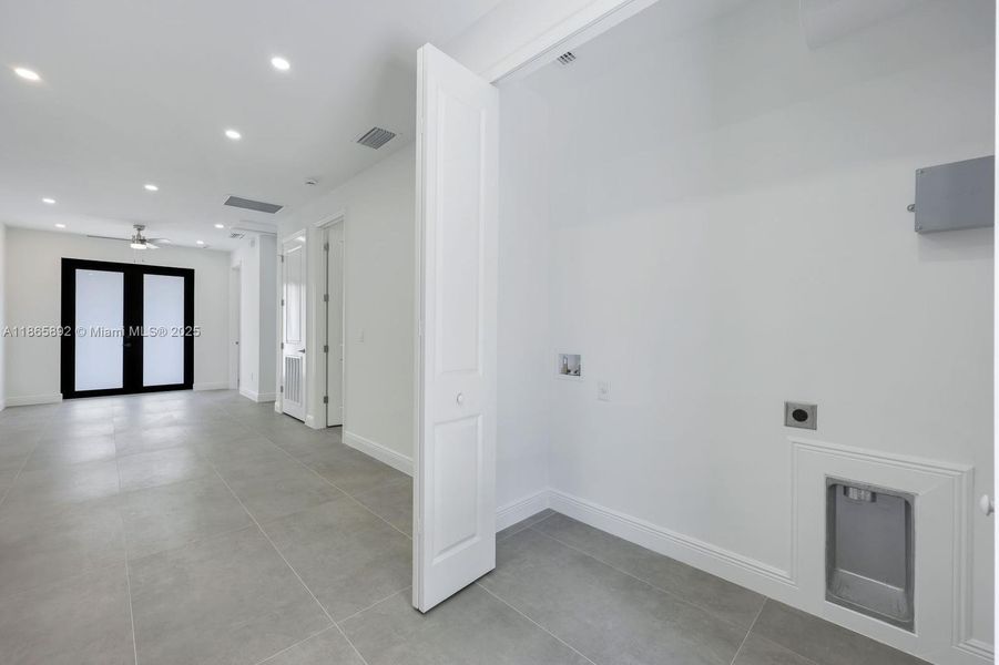 Spacious, unfurnished interior of a new home in , Naples (Image 10).