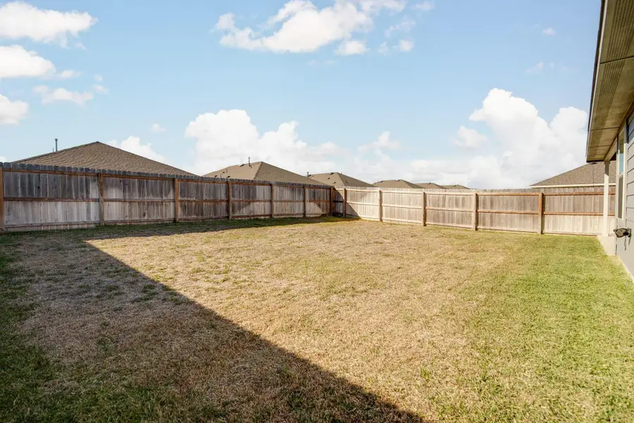 Exterior details and patio area of a home in , Navasota (Image 4).