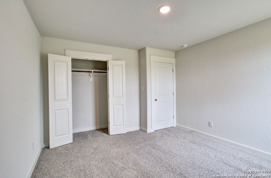 Spacious, unfurnished interior of a new home in Cloud Country, New Braunfels (Image 36).