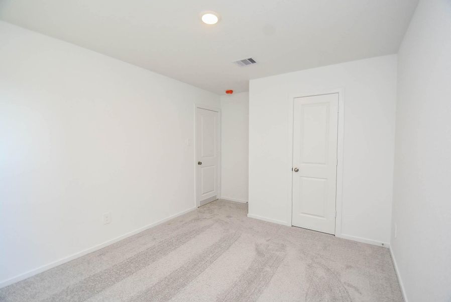 Spacious, unfurnished interior of a new home in Ladera Trails, Conroe (Image 15).