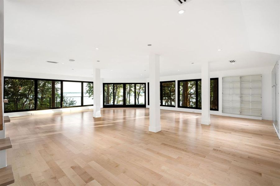 Spacious, unfurnished interior of a new home in , Oak Point (Image 19).