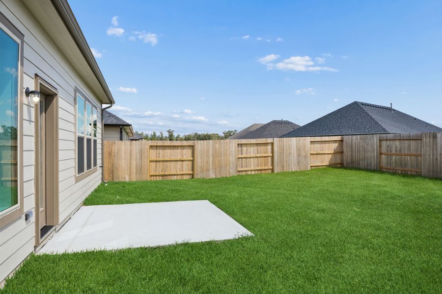 Exterior details and patio area of a home in Riviera Pines, Huffman (Image 3).