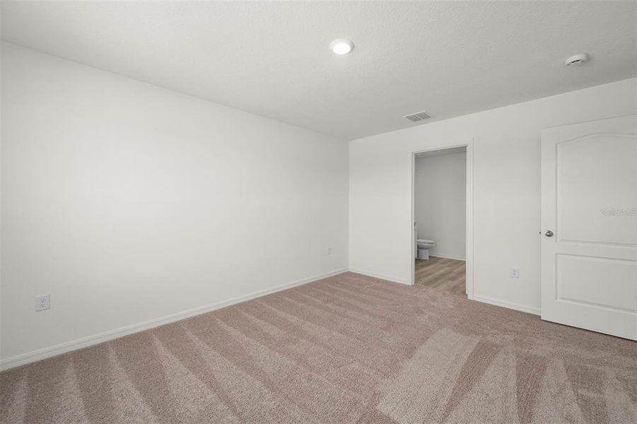 Spacious, unfurnished interior of a new home in Tula Parc, Astatula (Image 11).