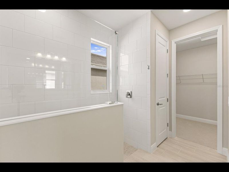 Spacious, unfurnished interior of a new home in , Sarasota (Image 26).