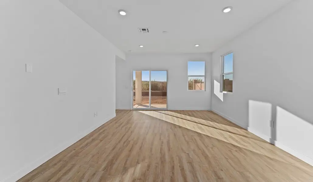 Spacious, unfurnished interior of a new home in Entrada Del Toro at Rancho Sahuarita, Sahuarita (Image 14).