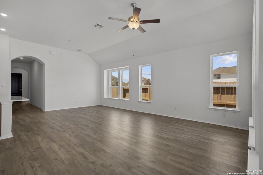 Spacious, unfurnished interior of a new home in Stillwater Ranch 45', San Antonio (Image 19).