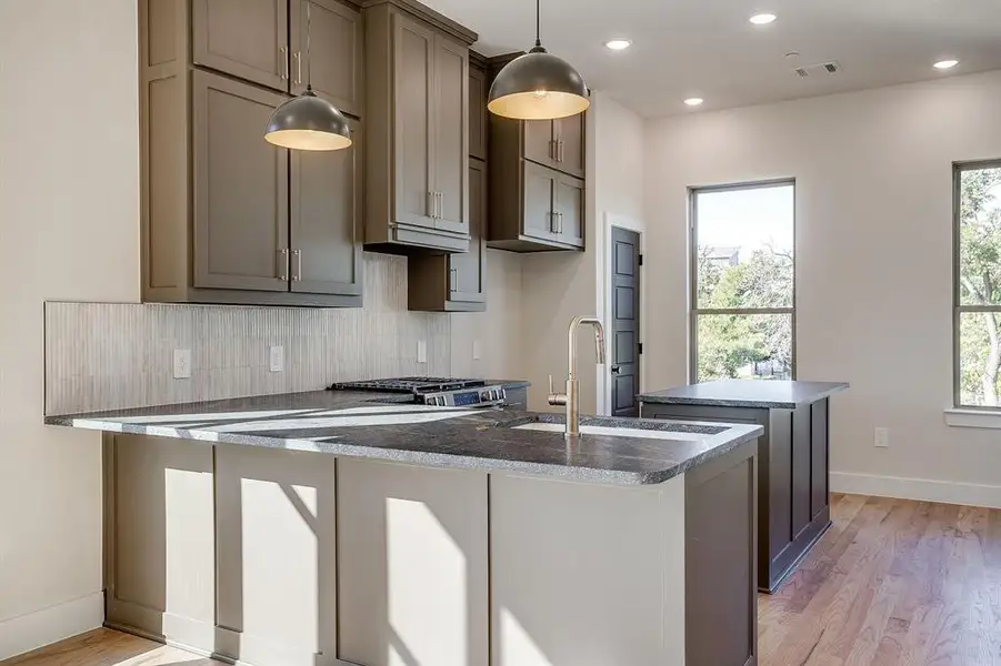 Stylish Fort Worth townhome kitchen blending luxury design and everyday functionality. Stylish Fort Worth townhome kitchen blending luxury design and everyday functionality.