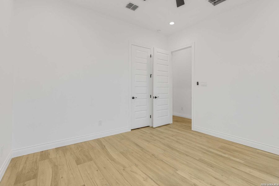 Spacious, unfurnished interior of a new home in , Bandera (Image 34).