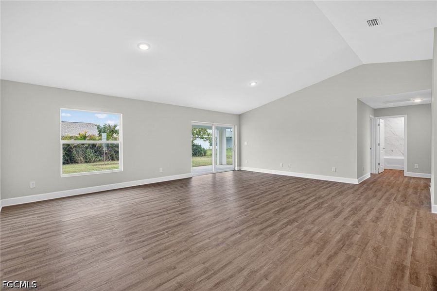 Spacious, unfurnished interior of a new home in Cape Coral, Cape Coral (Image 14).