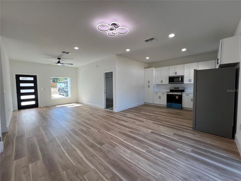 Spacious, unfurnished interior of a new home in , Ocala (Image 7).