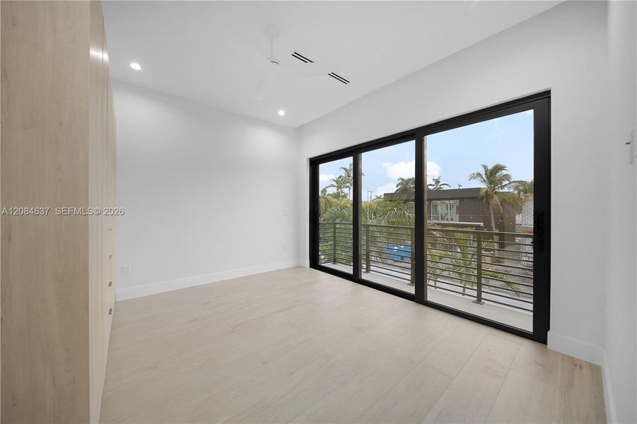 Spacious, unfurnished interior of a new home in , Fort Lauderdale (Image 23).