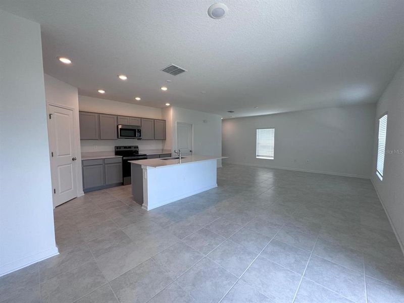 Spacious, unfurnished interior of a new home in Cascades, Davenport (Image 16).