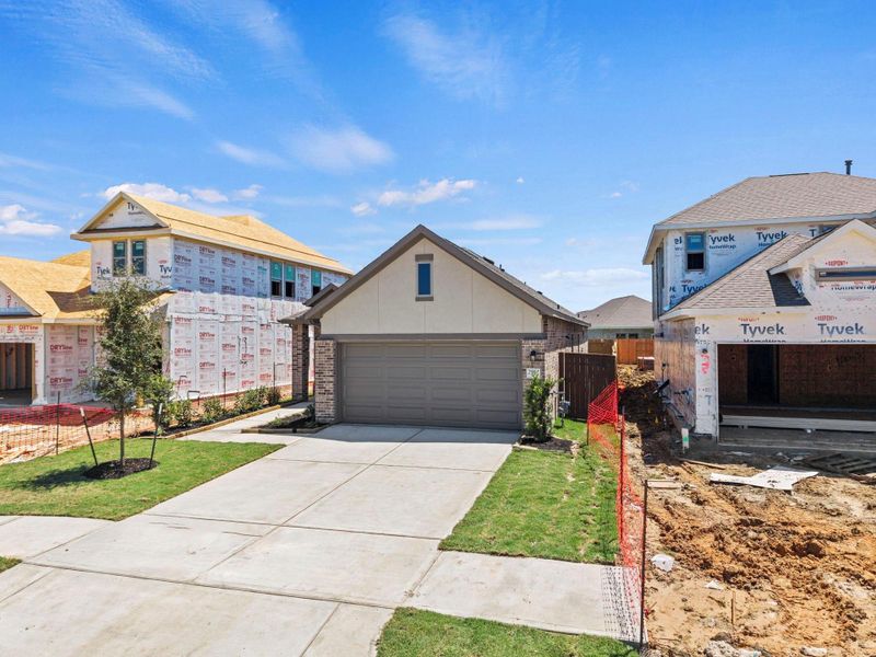 Front exterior of a new home in Creekhaven, Rosharon, TX, highlighting curb appeal (Image 20). Front exterior of a new home in Creekhaven, Rosharon, TX, highlighting curb appeal (Image 20).