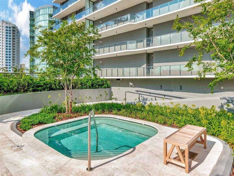 Condo located in Tampa, FL showcasing its design and architecture (Image 31).