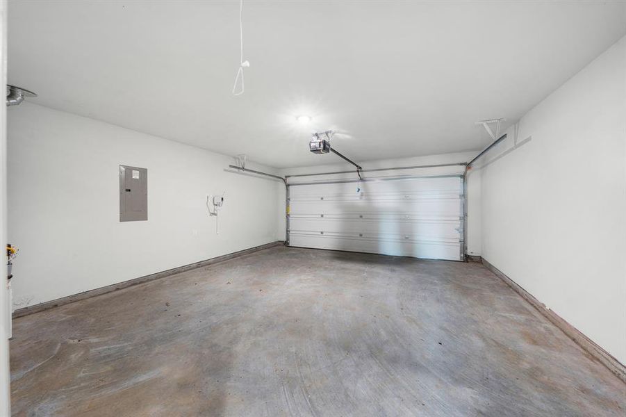 Spacious, unfurnished interior of a new home in Fox Landing, Caddo Mills (Image 28).